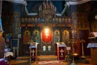 Вътрешността на храма. Иконите са дело на Николай Ростовцев, изографисал повторно църквата  в Шипка
