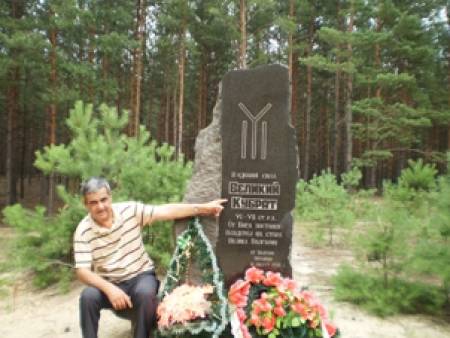 Съветник от Добрич раздава пръст от гроба на Кубрат