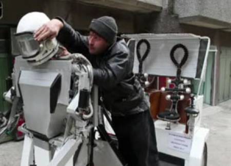 Варненец сътвори робот от стари авточасти