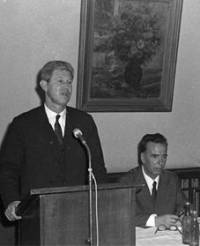 Иван Башев на трибуната по време на среща с журналисти, състояла се на 12 април 1971 г.