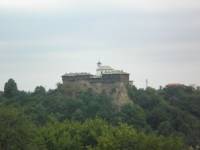 На какво ви прилича Гложенският манастир? На ято, или крепост върху скалите?