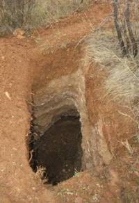  Тази бездънна дупка в тракийската могила край Черноград бе изкарана, че е сондаж за вода от тарикати-адвокати на гръцки арендатор-иманяр