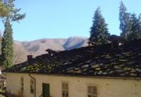 Над манастира се виждат заснежените върхове на Балкана