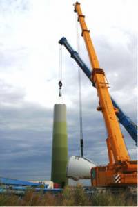 Момент от монтажа на вятърна турбина в парка на „Електрауиндс България“ край Шабла