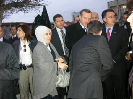 Турски дипломати шетат из Кърджали като в бащиния
