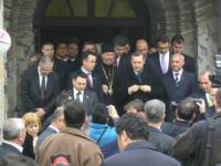 Регионалният министър от кабинета на Тройната коалиция Асен Гагаузов придружаваше турския премиер Ердоган в Кърджали. Височайшата агитка първо се моли в джамията, а после и в църквата