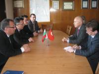Цялата кметска управа е подвила коляно пред турския посланик в София Исмаил Коркмаз (вторият вдясно)
