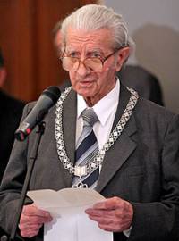Богомил Райнов при удостояването му с държавното отличие „Св. Паисий Хилендарски“