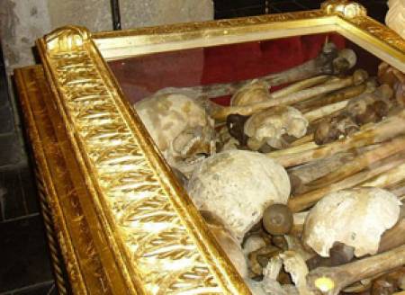 Сложиха златен трон сред костите в Батак