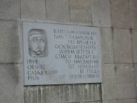 Паметна плоча върху стената на гарата в Пазарджик в чест на Ованес Саваджиян, спасил града от турската мъст