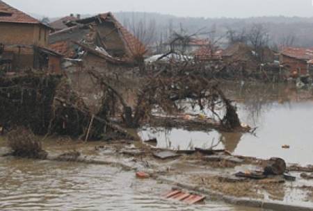 Вандали разграбват наводненото село Бисер