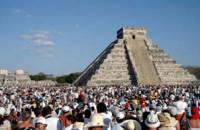 Хиляди поклонници на слънцето се стичат край най-голямата пирамида в Мексико, за да посрещнат пролетното равноденствие на върха й