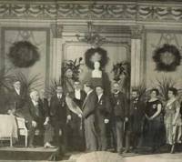Будевска (втората от дясно на ляво) изчаква реда си, за да поздрави Иван Вазов по повод 50-годишния му творчески юбилей на 24 октомври 1920 г.