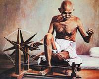 Седнал край този чекрък – обичаен атрибут в едновремешния български бит, а в Индия смятан за символ на движението за независимост на страната от Великобритания – Махатма Ганди спокойно може да мине за нашенец
