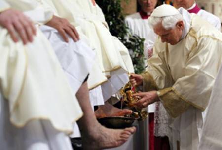 Папата изми краката на 12 римски свещеници