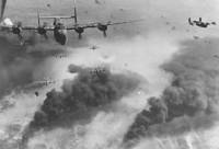 Бомбардировачи Б-24 над Плоещ под обстрела на зенитната артилерия