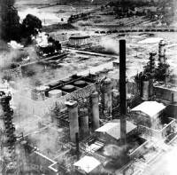 Въздушна снимка на рафинериите в Плоещ след бомбардировката им на 1 август 1943