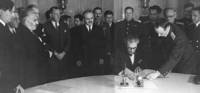 Министърът на външните работи Петко Стайнов подписва примирието между СССР, Великобритания и САЩ от една страна и България от друга, на 28 октомври 1944 г., но вече в Москва