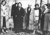 Димитър Талев и съпругата му Ирина (в средата) в компанията на Надежда и Емилиян Станеви (вляво от тях) и Георги Цанев и жена му (в дясно)