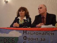 Общинският съветник от НФСБ Гергана Микова и съпредседателят на партията Данчо Хаджиев останаха в залата дълго след учредяването на структурата, за да отговорят на всички въпроси на гражданите