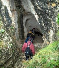 По-малкият и по-високо разположеният вход на „Пещерата на Раковски”