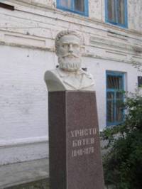 Бюст-паметникът на поета-революционер в запорожското село Ботиево, носещо неговото име