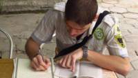 Студент преписва част от Паисиевата история по време на акцията във Велико Търново