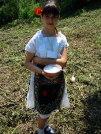 11-годишната Веселина Георгиева от Телериг забърка на място жетварски таратор и катък от истинско овче кисело мляко с домашно сирене