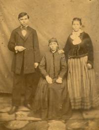 Снимка от 1880 г., съхранявана в ДА – Бургас, на укривателката на Левски Величка Хашнова (в средата) с децата си. И тя не успя да избегне обвинения в предателство