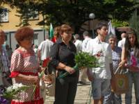 Общинският съветник от партията на СКАТ регионален координатор Гергана Микова бе сред десетките жители на Стара Загора, дошли да поднесат цветя пред барелефа на Левски