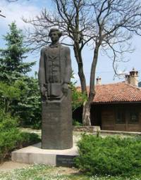 Паметникът на юначния българин във Велико Търново