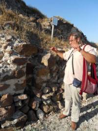 Археологът Милен Николов от РИМ-Бургас показва къде е била вътрешната порта при  главния вход на крепостта