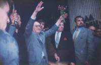Някогашният първи партиен и държавен ръководител Тодор Живков и настоящият премиер и партиен ръководител Бойко Борисов (тогава в ролята на бодигард) в Правец през май 1995 г.