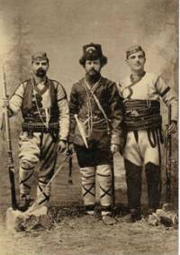 Питу Гули (в средата) между своите съратници Мито Мучитанов и Петър Лявра