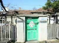 Табелата на ул. „Г. Димитров“ в шуменското село Цани Гинчево е окачена точно на вратата на къщата, в която живеят родителите на местния кмет Красимир Георгиев. Той иначе е от ГЕРБ