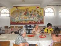 Това е само една малка част от хората, които се хранят в социалната трапезария към храма