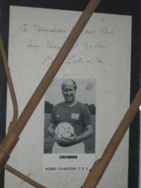 Футболната легенда Боби Чарлтън е първата звезда, която минава през дюкянчето на шапкаря и оставя автограф за спомен