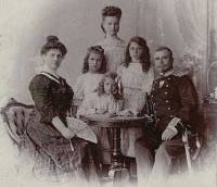 Полковникът със семейството си