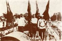 Български воини от 23-ти пехотен Шипченски полк с пленени турски знамена