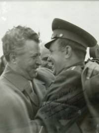 Снимка на Антон Югов с Юрий Гагарин, с автограф от първия космонавт