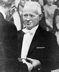 Михаил Шолохов при връчването му на Нобелова награда през 1965 г.