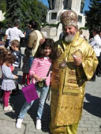 Великотърновският митрополит Григорий подаряваше иконки на децата