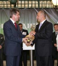 Президентът Първанов връчва приза на шефа на Райфайзен за банка на годината през 2007-ма Снимка album.bg