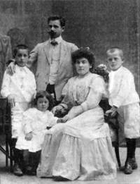 Сем. Иконописови със синовете си в Бургас - вляво Александър, вдясно Лазар и най-малкия Вилхелм, 4 септември 1909
