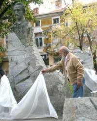 Скулпторът Цвятко Сиромашки лично взе участие в откриването на паметника