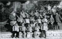 Ученическият оркестър в Пордим през 1956 г. с диригент Симеон Чорбаджиев (вдясно)