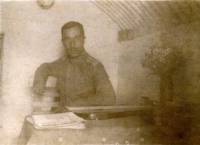 Поручик Чорбаджиев с цитрата в укритието си