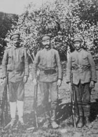 Саздо Иванчев от с. Берайнци, Никола Стоилков от с. Радово и неизвестен войник (от дясно наляво)