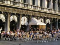 Заведенията във Венеция са задължени да плащат данък за сянката, която хвърлят тентите и чадърите им върху улицата