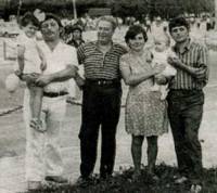Стоян Агов (мъжът в бяло) с близките си на празника на Долна Оряховица през септември 1974 г. Той така и не успява да види тази снимка, която пристига на адреса му в общежитието след неговата смърт 